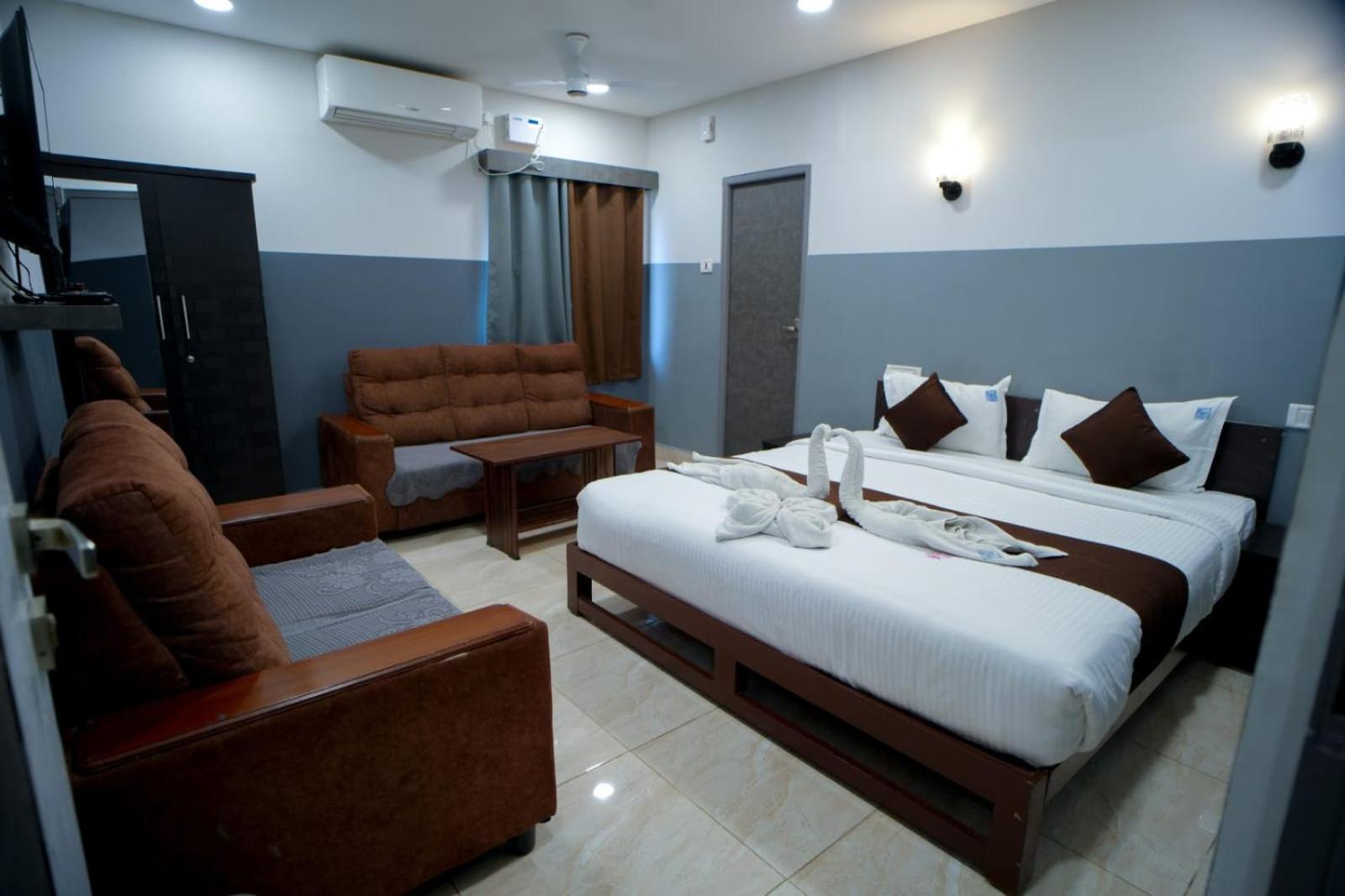 Hotel Raaj Grand Csennai Kültér fotó